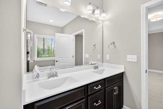 Building Photo - “5-Bedroom Home with Bonus Room & Resort-S...