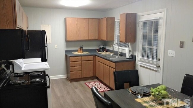 Building Photo - 411 Rose Ln