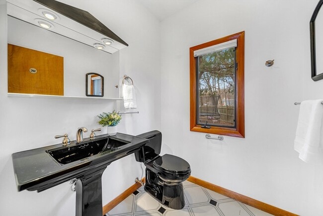 Building Photo - 16 Carthay Cir