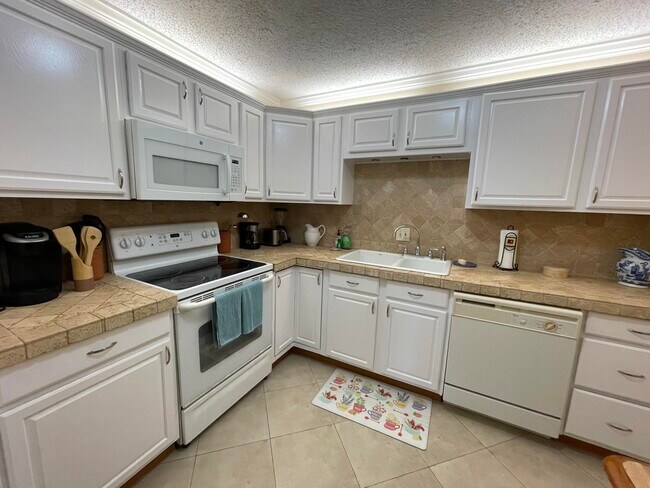 Building Photo - 22765 SW 66th Ave