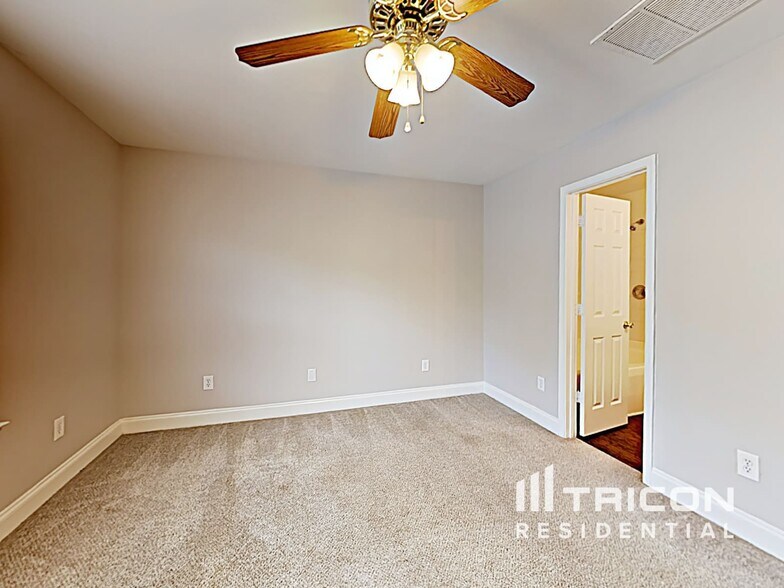 Building Photo - 2309 Saluda Dr