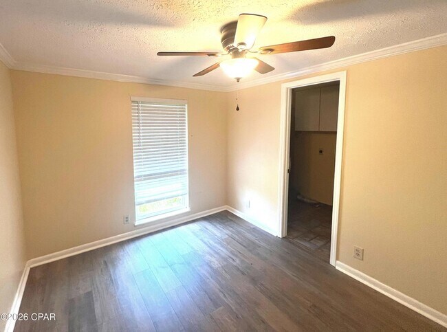 Building Photo - 3039 Headland Ave