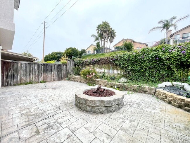 Building Photo - Spacious Home in Ivey Pointe!