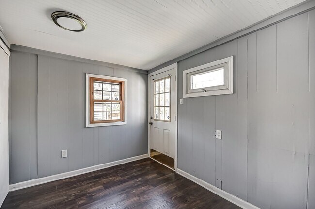Building Photo - Charming 4 bedroom, 1 bathroom