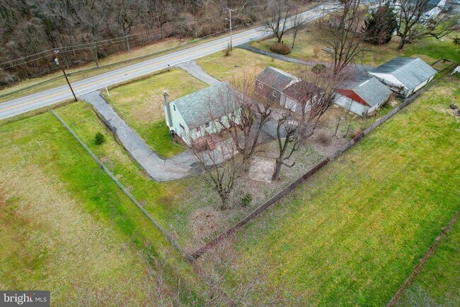 Building Photo - 821 Chesaco Ave