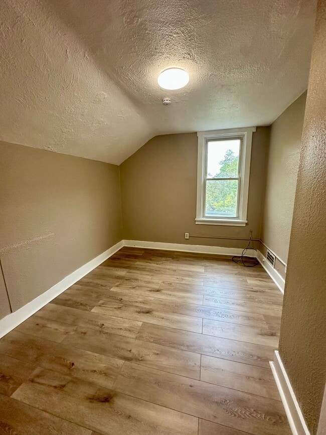 Building Photo - 102 Ivy St