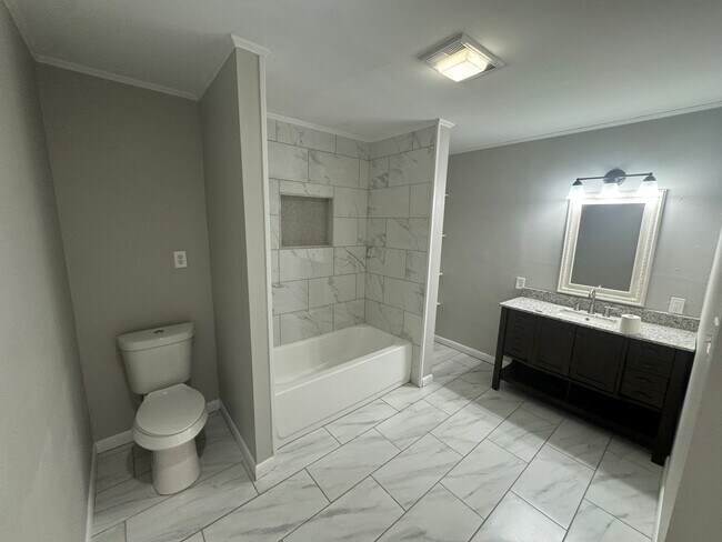 Building Photo - 2613 Plantation Dr