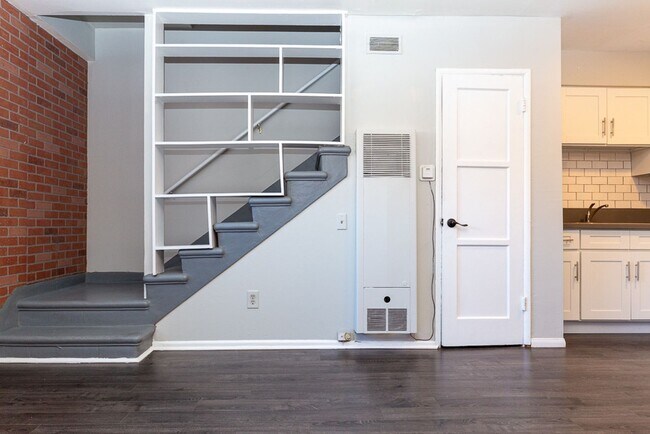 Building Photo - Townhome style apartments in up-and-coming...