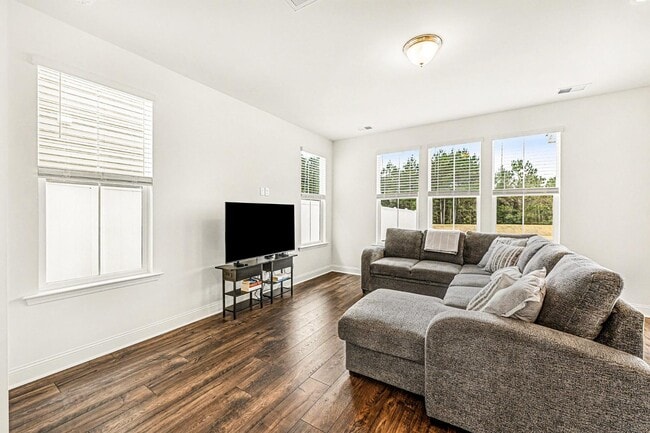 Building Photo - 153 Hawthorne Landing Dr