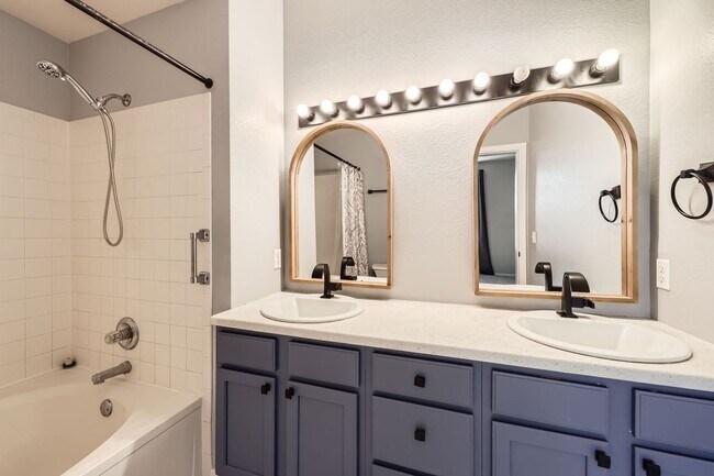 Building Photo - Charming Ground Floor Condo