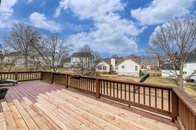 Building Photo - Spacious Parkway South Home with Walk-Out Basement & Large Backyard