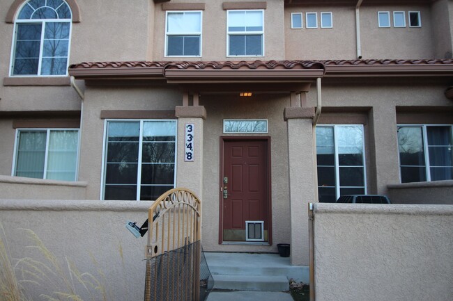Building Photo - Beautiful 2bdrm 3 bath 2 car garage townhome