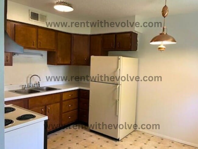 Building Photo - 225 S Angle St