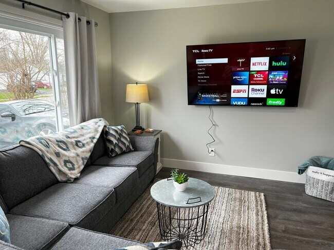 Building Photo - Fully Furnished rental with excellent cent...