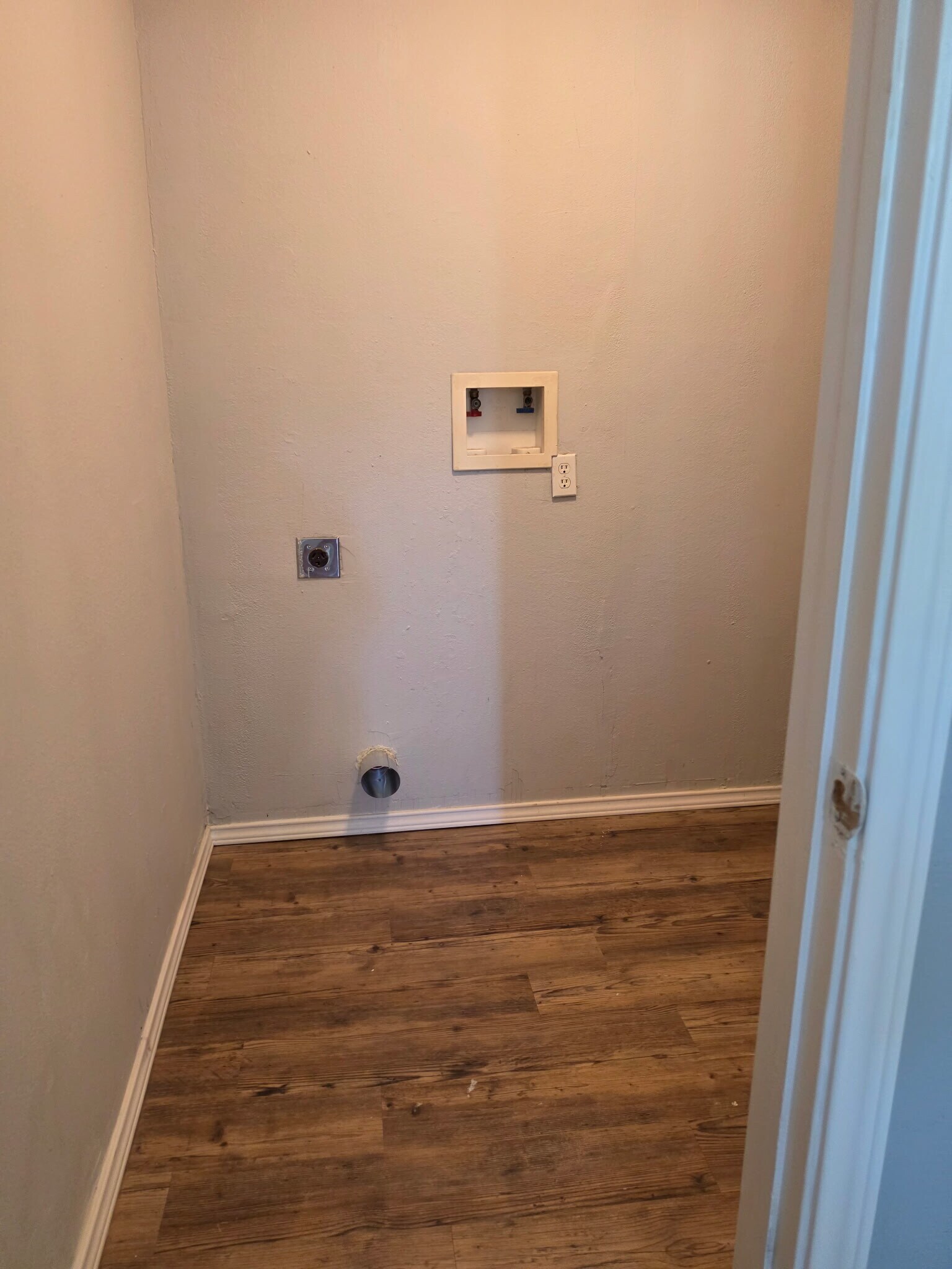 Laundry room with hookups - 502 Big Rock St