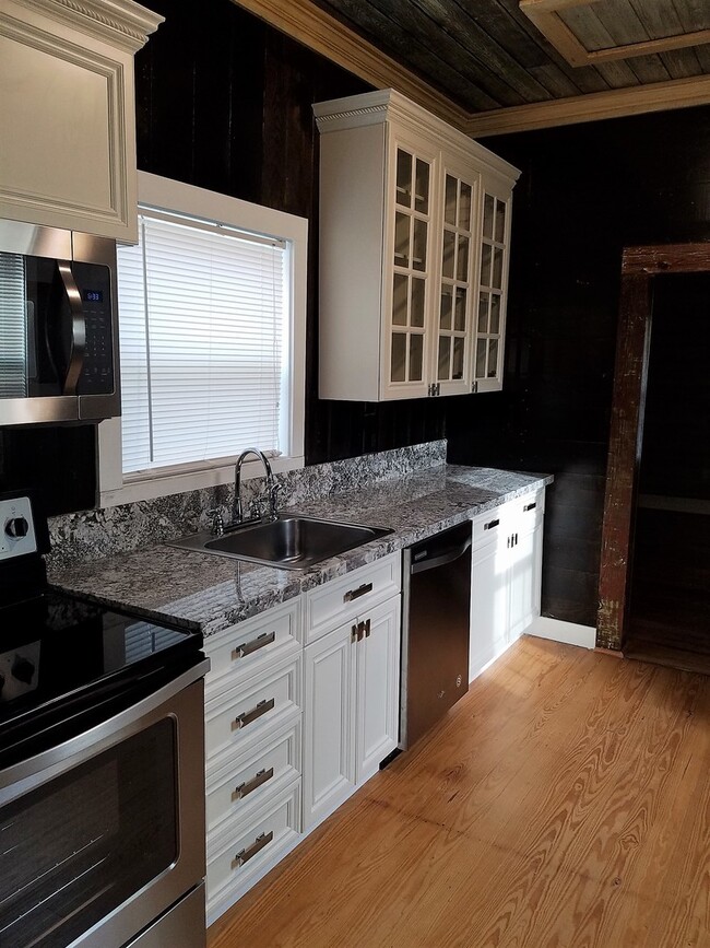Building Photo - Large one bedroom home with huge yard
