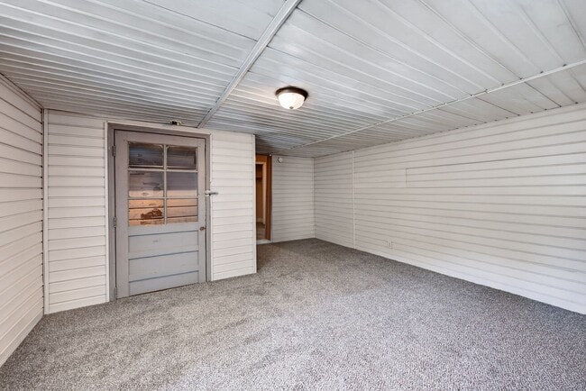 Building Photo - 141 W Rossview Rd