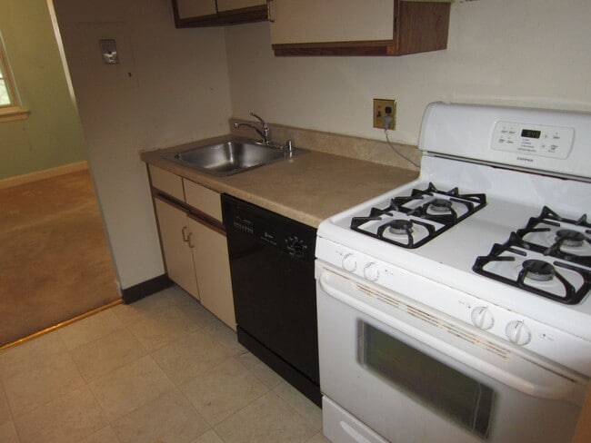 Building Photo - Conveniently located near Tysons, Metrobus, the Toll Road, and West Falls Metro.