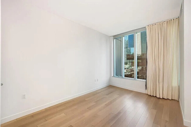 Building Photo - 301 Main St