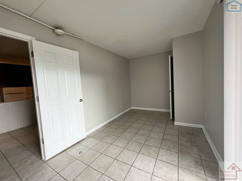 Building Photo - 915 S Seminole Dr