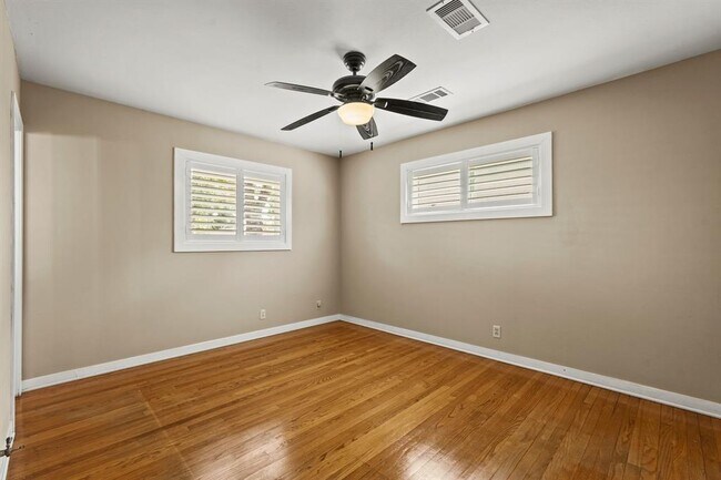 Building Photo - 5319 Saxon Dr