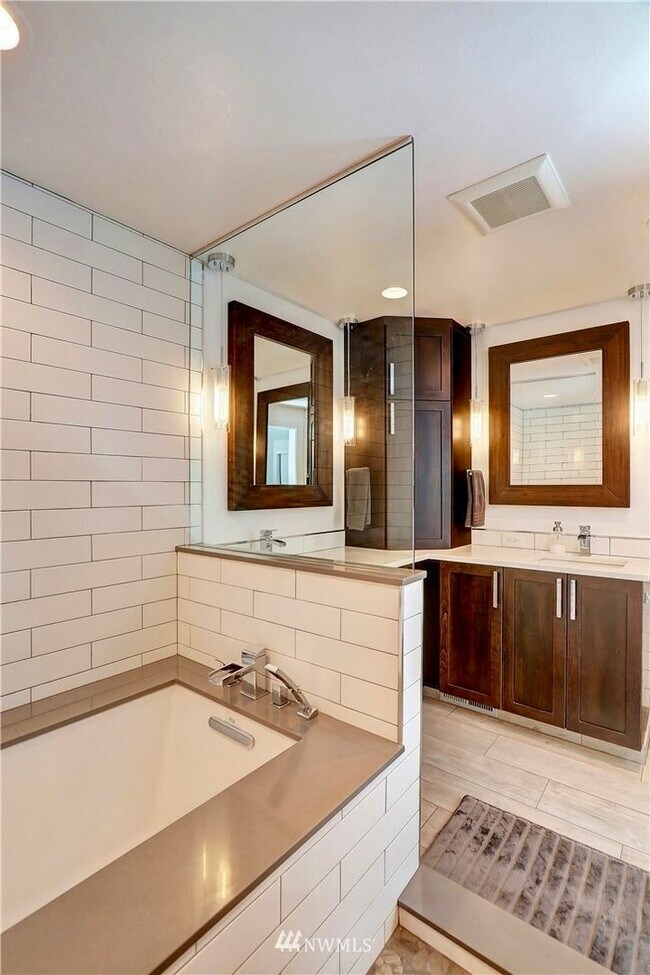 Building Photo - 4bd/2ba Edmonds Home
