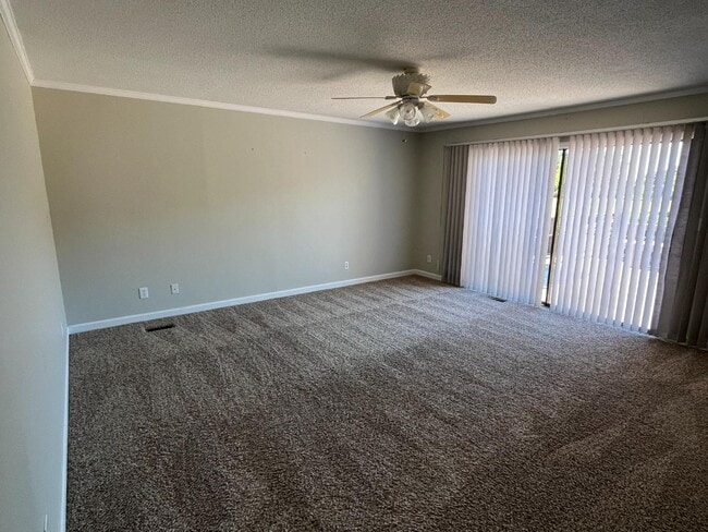 Building Photo - 161 Fairway Dr