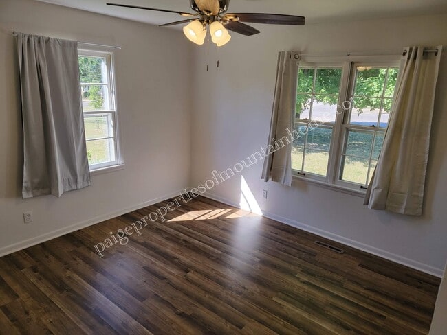 Building Photo - 2 Bed 1 Bath Bungalow on College