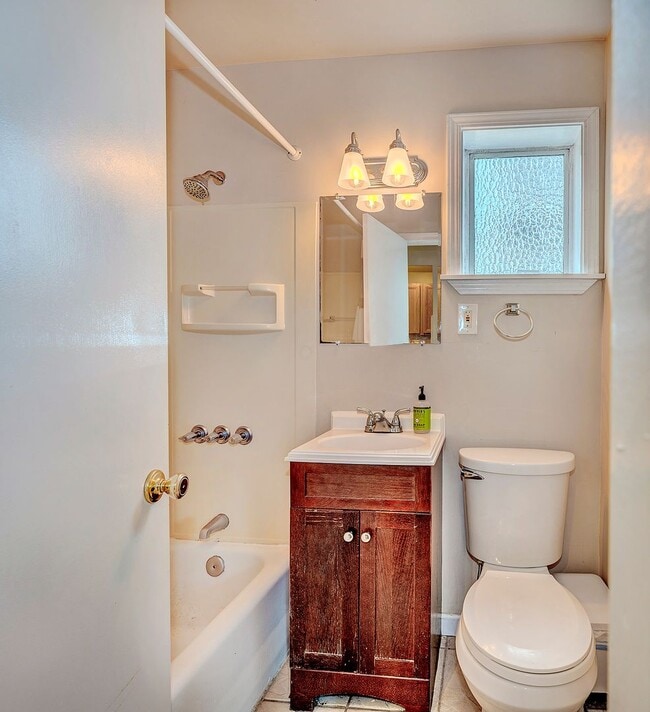 Building Photo - One Bed/One Bath Seattle Apartment