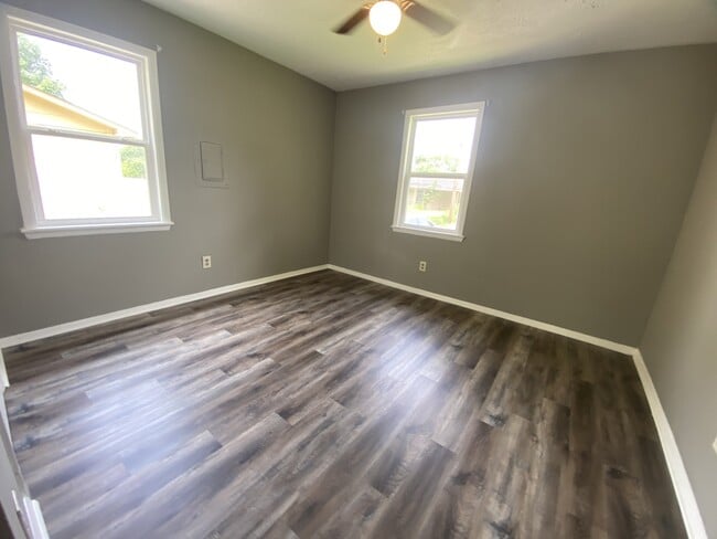 Building Photo - 122 Young St