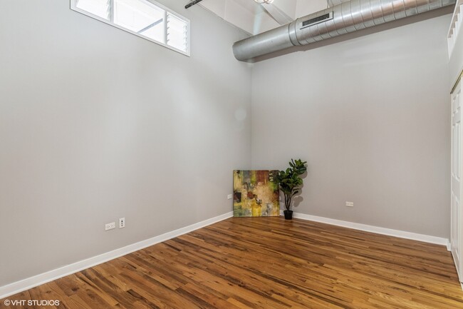 Building Photo - 1224 W Van Buren St
