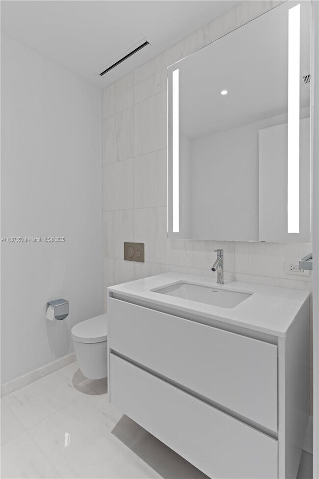 Building Photo - 300 Biscayne Blvd Way
