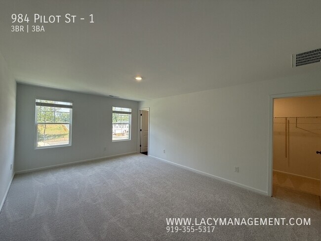 Building Photo - 984 Pilot St