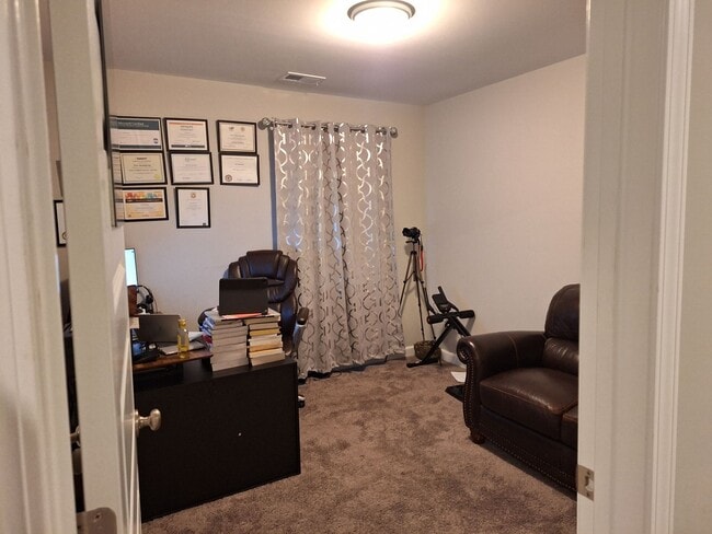 Building Photo - Beautiful Five Bedroom Home Located in Northeast Columbia!