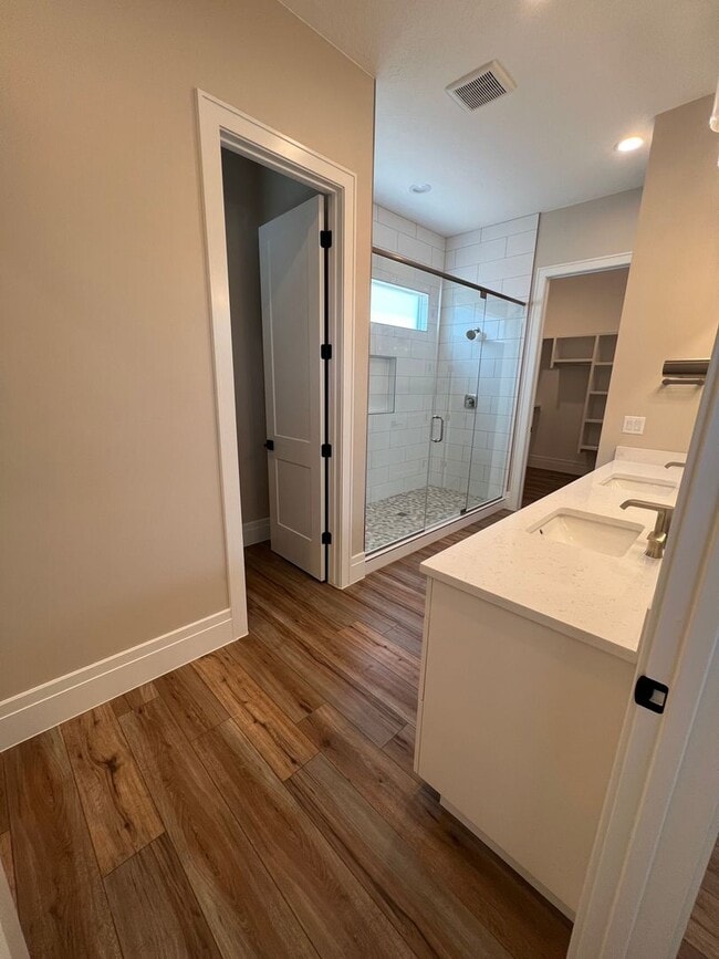 Building Photo - Beautiful 4 Bedroom, 4 Bathroom Home in Th...