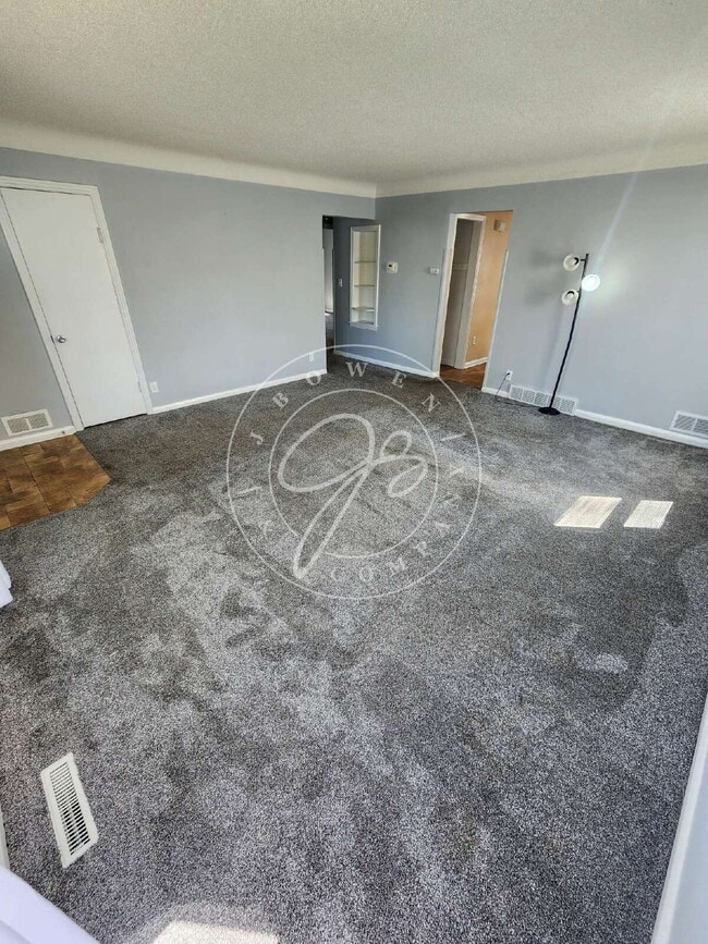 Building Photo - "Charming 2-Bedroom Haven on Luscombe Drive with Spacious 1105 sq ft Layout!"