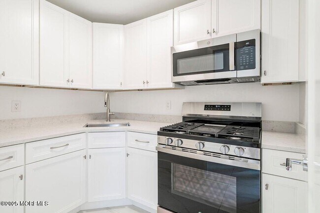 Building Photo - 527 Woodview Rd