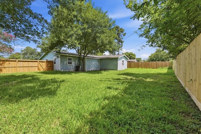 Building Photo - 2281 Des Jardines St