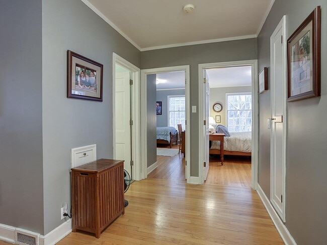 Building Photo - "Charming 3-Bed Home with Granite Elegance...