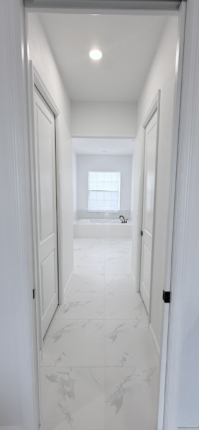 Building Photo - 5 Bedroom and 6 Bathroom, Lake view House