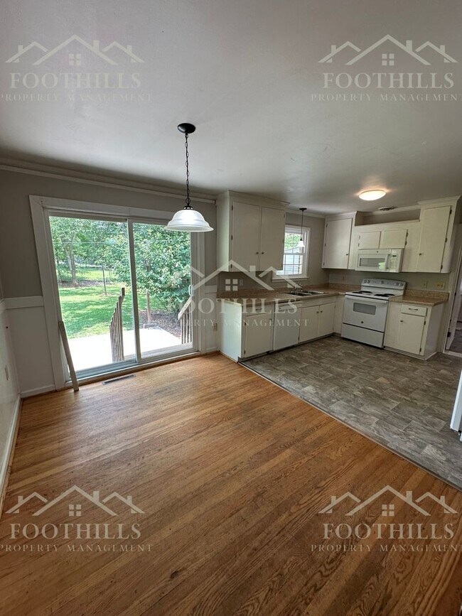 Building Photo - Live Steps Away from Anderson University –...