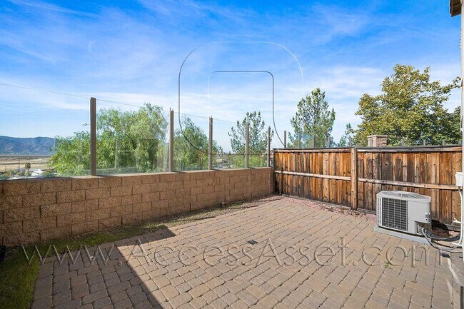 Building Photo - Beautiful 3 Bed / 2.5 Bath Townhouse In Vi...