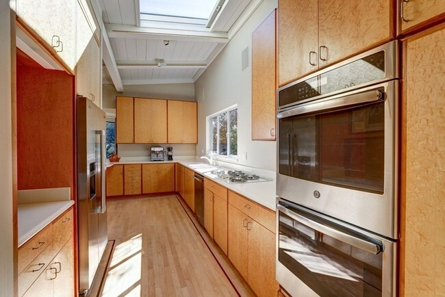 Building Photo - FIVE BEDROOM THREE-AND-A-HALF BATH HOME WI...