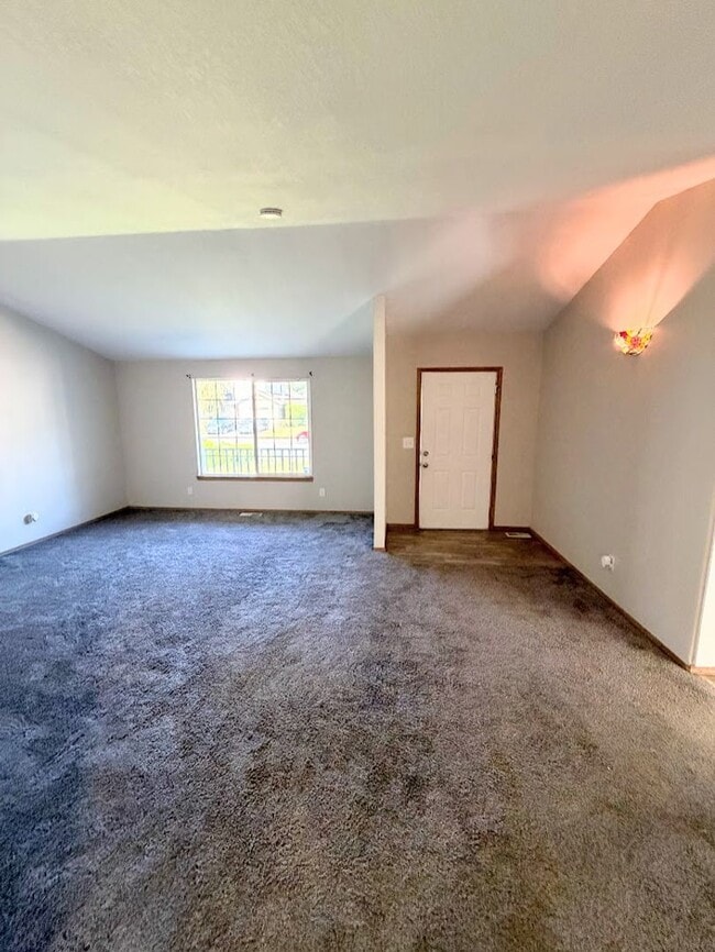 Building Photo - Spacious Keizer Home with Large Fenced Backyard
