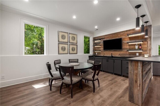 Building Photo - 306 Pinecrest Rd NE