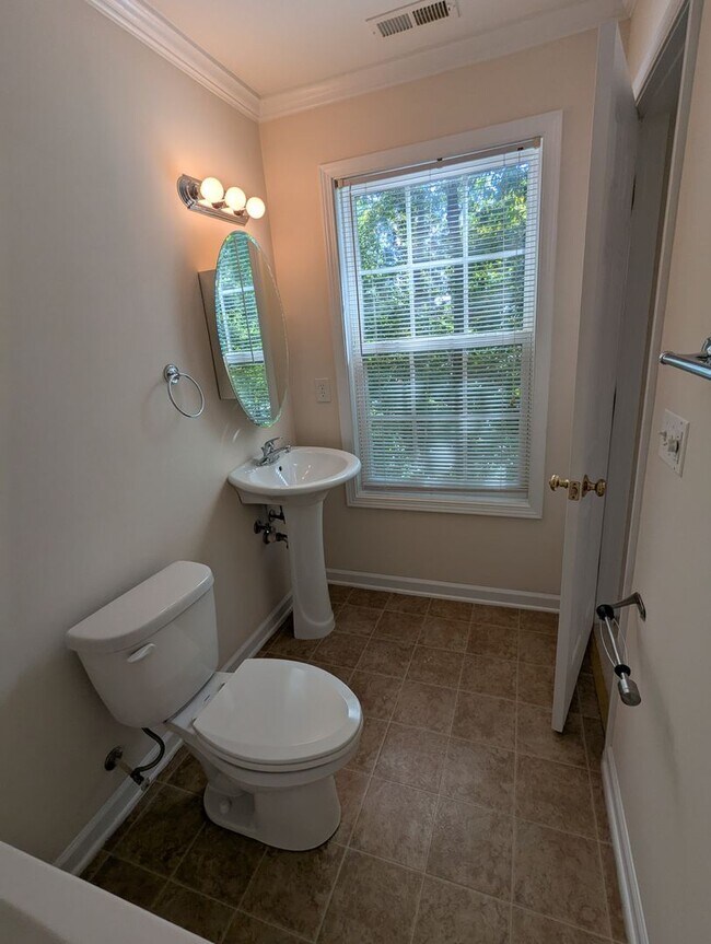 Building Photo - Spacious 4-Bedroom, 3-Bath Home in Parkside!