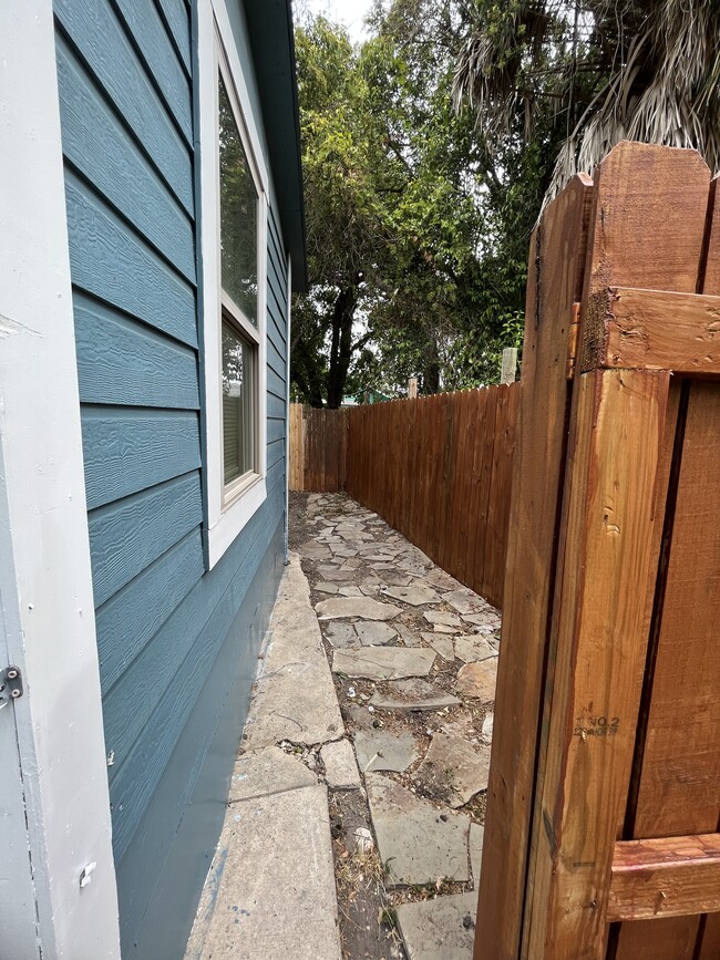 Building Photo - 271 E Lambert St