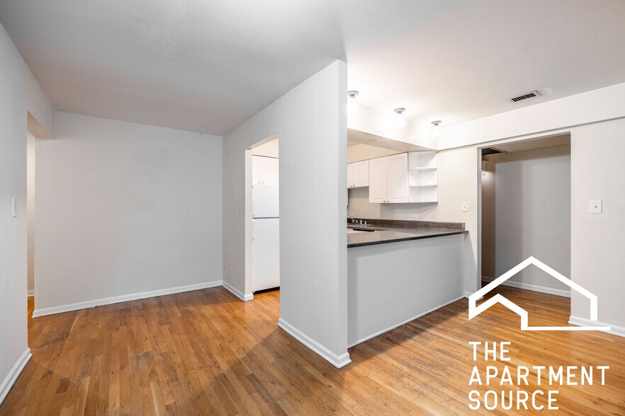 Building Photo - 1214 N La Salle Dr