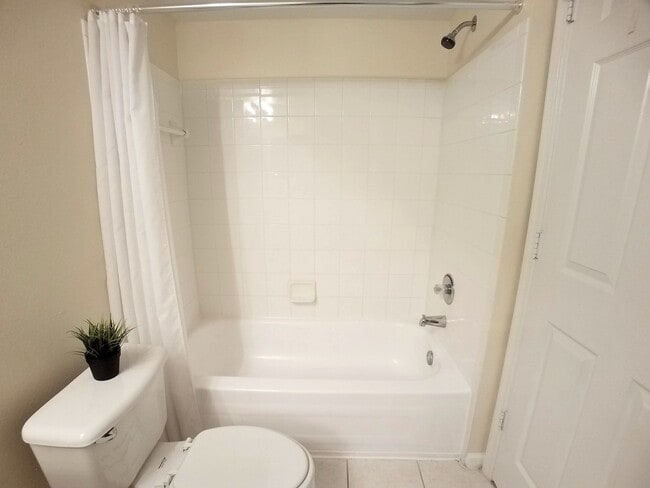 Building Photo - Gorgeous 2/2 condo for rent next to Waterf...