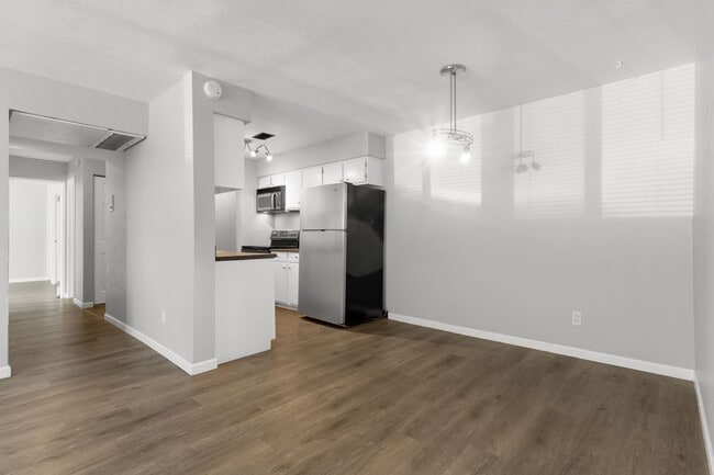 Building Photo - 2BR SFR • Stainless Appliances • Resort Amenities in Denver